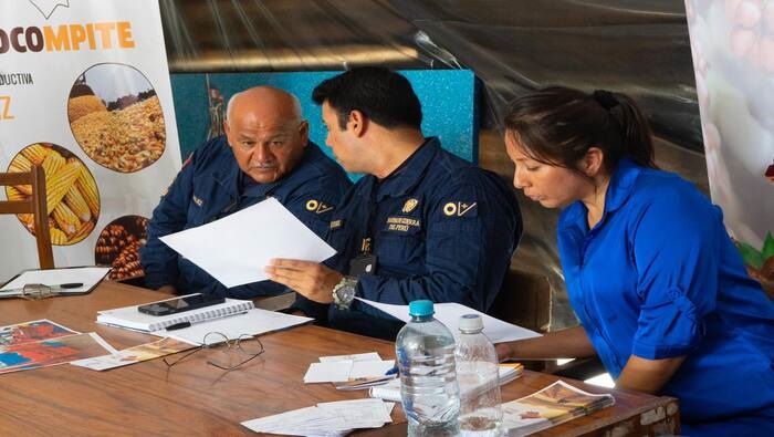 La titular de la Gerencia de Desarrollo Productivo, Ing. Violeta Flores participó de una reunión con pescadores artesanales del distrito de Santa Rosa para tratar la problemática de pesca.
En la mencionada abordaron temas de fiscalización y de la problemática que afecta a la región en el sector como es el arte de pesca de chinchorro.
En la reunión participó el capitán Olaguibel Cayo Jorge y los presidentes de las asociaciones de pesca del distrito.