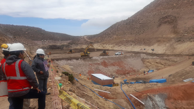 La Contraloría General halló deficiencias de construcción en las bocatomas y en la estructura de concreto reforzado sobre la cual se apoya la losa de la cara de concreto de la presa Coltani. Esta inspección se realizó del 8 al 14 de marzo a la Ejecución del Saldo de obra Construcción de un sistema de almacenamiento y regulación en el sector de la quebrada Coltani. Asimismo, se evidenció la ausencia del supervisor de la obra quien no participa en la dirección técnica de forma permanente.