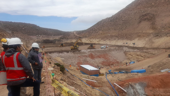 La Contraloría General halló deficiencias de construcción en las bocatomas y en la estructura de concreto reforzado sobre la cual se apoya la losa de la cara de concreto de la presa Coltani. Esta inspección se realizó del 8 al 14 de marzo a la Ejecución del Saldo de obra Construcción de un sistema de almacenamiento y regulación en el sector de la quebrada Coltani. Asimismo, se evidenció la ausencia del supervisor de la obra quien no participa en la dirección técnica de forma permanente.