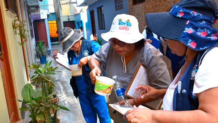 Inspectoras de salud, en busca de los criaderos del zancudo