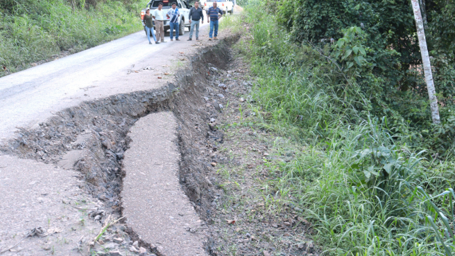 Los consejeros constatan mal estado del Servicio de mantenimiento de Red vial Kumpirushiato-Ivochote del distrito de Echarate La Convención. 

