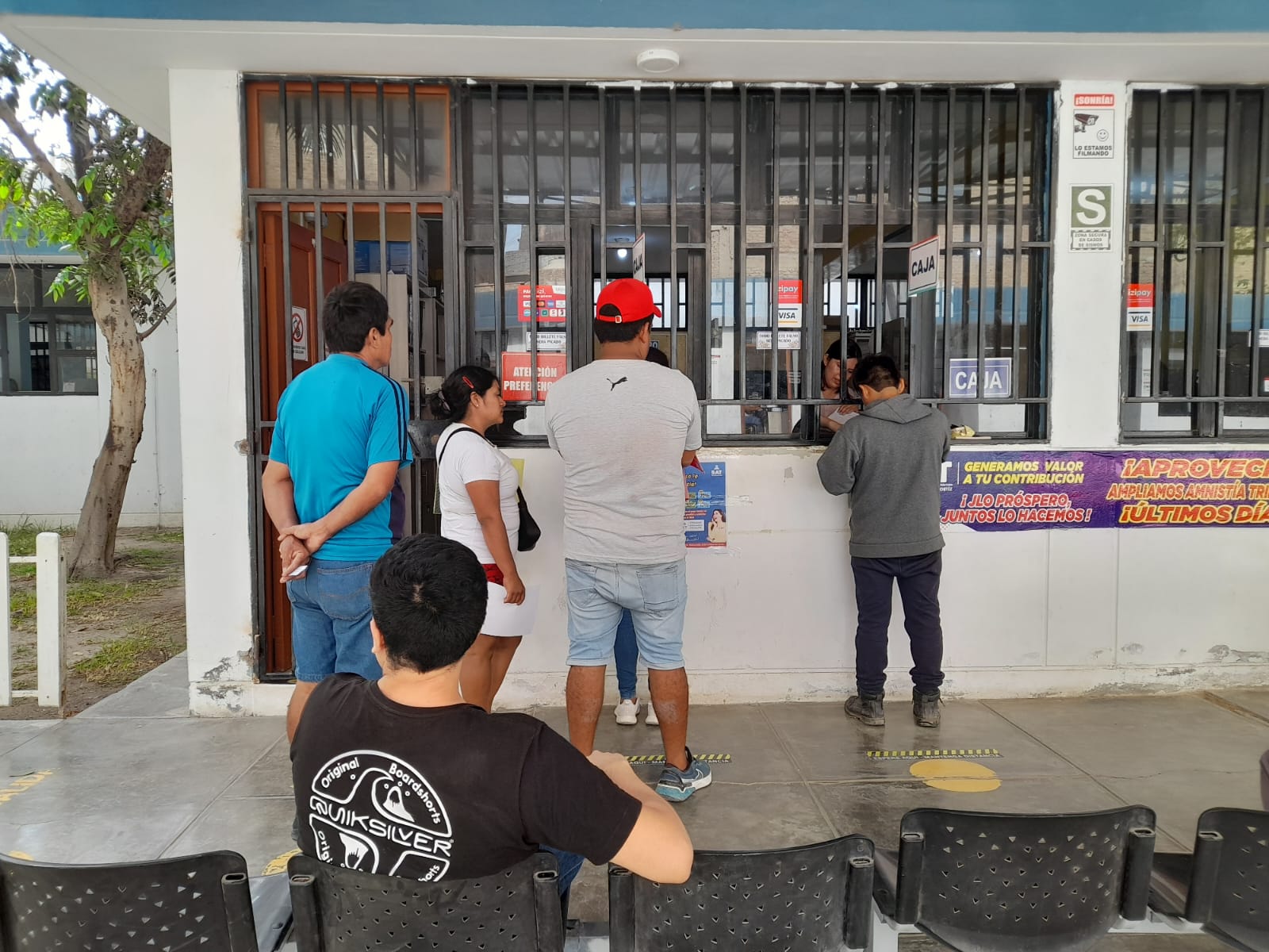 Foto de personas pagando en caja