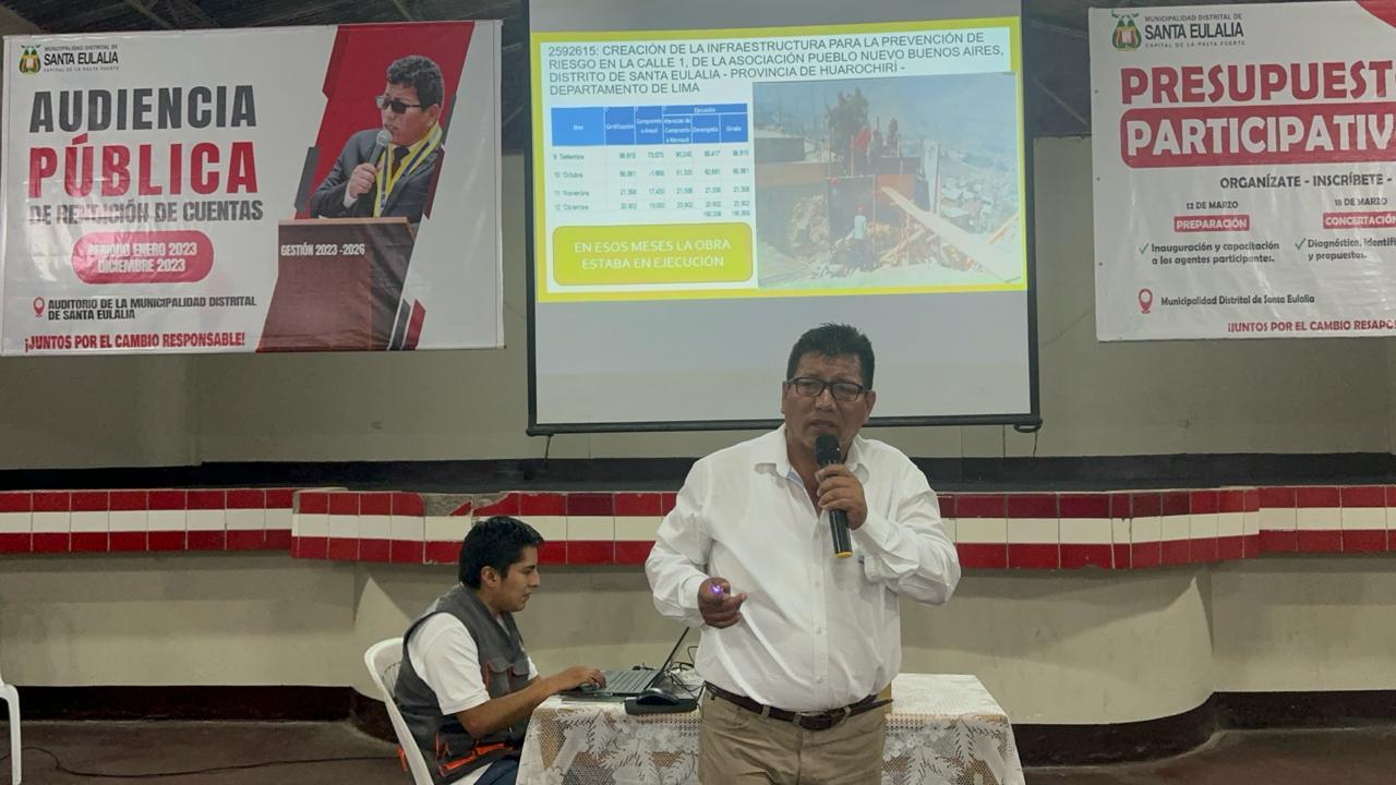 alcalde dirigiéndose al público