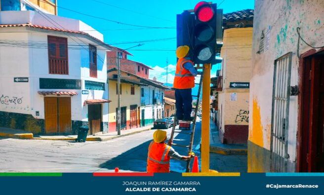 ✅Con el propósito de reducir el grado de accidentalidad en las calles de la ciudad, hemos intensificado el mantenimiento y la limpieza del sistema de semaforización y señales de tránsito para mejorar la transitabilidad vial, generando confianza en la conducción y promoviendo el respeto al tránsito a la defensiva.
👷🏼Estas acciones se ejecutan en la vía de Evitamiento Norte, intersección entre Jr. Sucre y la Av. La Paz, jirón José Gálvez hasta la Av. Perú, jirón Huánuco hacia la Av. Independencia, jirón José Sabogal hasta la plazuela Víctor Raúl, entre otros.