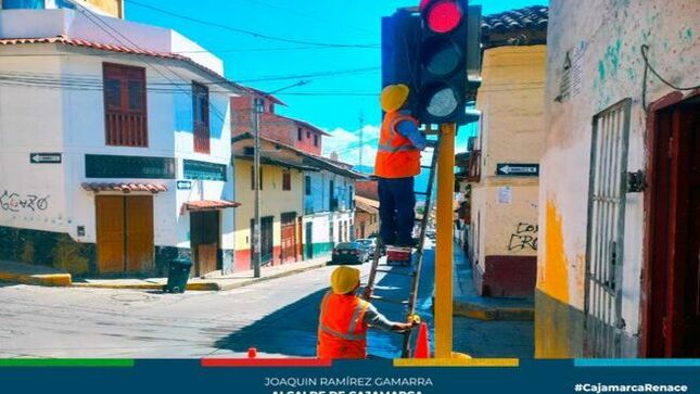 ✅Con el propósito de reducir el grado de accidentalidad en las calles de la ciudad, hemos intensificado el mantenimiento y la limpieza del sistema de semaforización y señales de tránsito para mejorar la transitabilidad vial, generando confianza en la conducción y promoviendo el respeto al tránsito a la defensiva.
👷🏼Estas acciones se ejecutan en la vía de Evitamiento Norte, intersección entre Jr. Sucre y la Av. La Paz, jirón José Gálvez hasta la Av. Perú, jirón Huánuco hacia la Av. Independencia, jirón José Sabogal hasta la plazuela Víctor Raúl, entre otros.