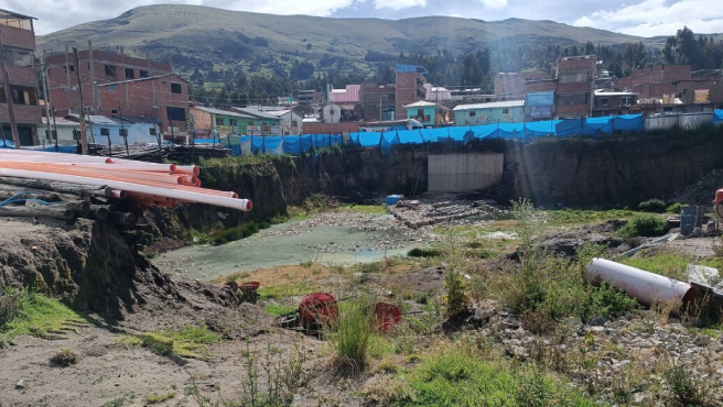 La Contraloría General advirtió que en la ejecución del proyecto del Mercado de Abastos de Haquira, provincia de Cotabambas, en parte del terreno de la obra existe una excavación masiva (grandes volúmenes de suelo) para sótano sin un soporte lateral que podría generar el riesgo de deslizamiento de talud y afectación a la vida, salud e integridad de los ciudadanos e infraestructura y servicios de zonas aledañas a la excavación.