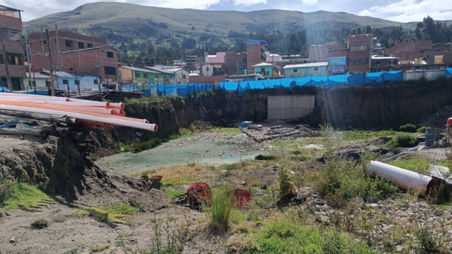 La Contraloría General advirtió que en la ejecución del proyecto del Mercado de Abastos de Haquira, provincia de Cotabambas, en parte del terreno de la obra existe una excavación masiva (grandes volúmenes de suelo) para sótano sin un soporte lateral que podría generar el riesgo de deslizamiento de talud y afectación a la vida, salud e integridad de los ciudadanos e infraestructura y servicios de zonas aledañas a la excavación.
