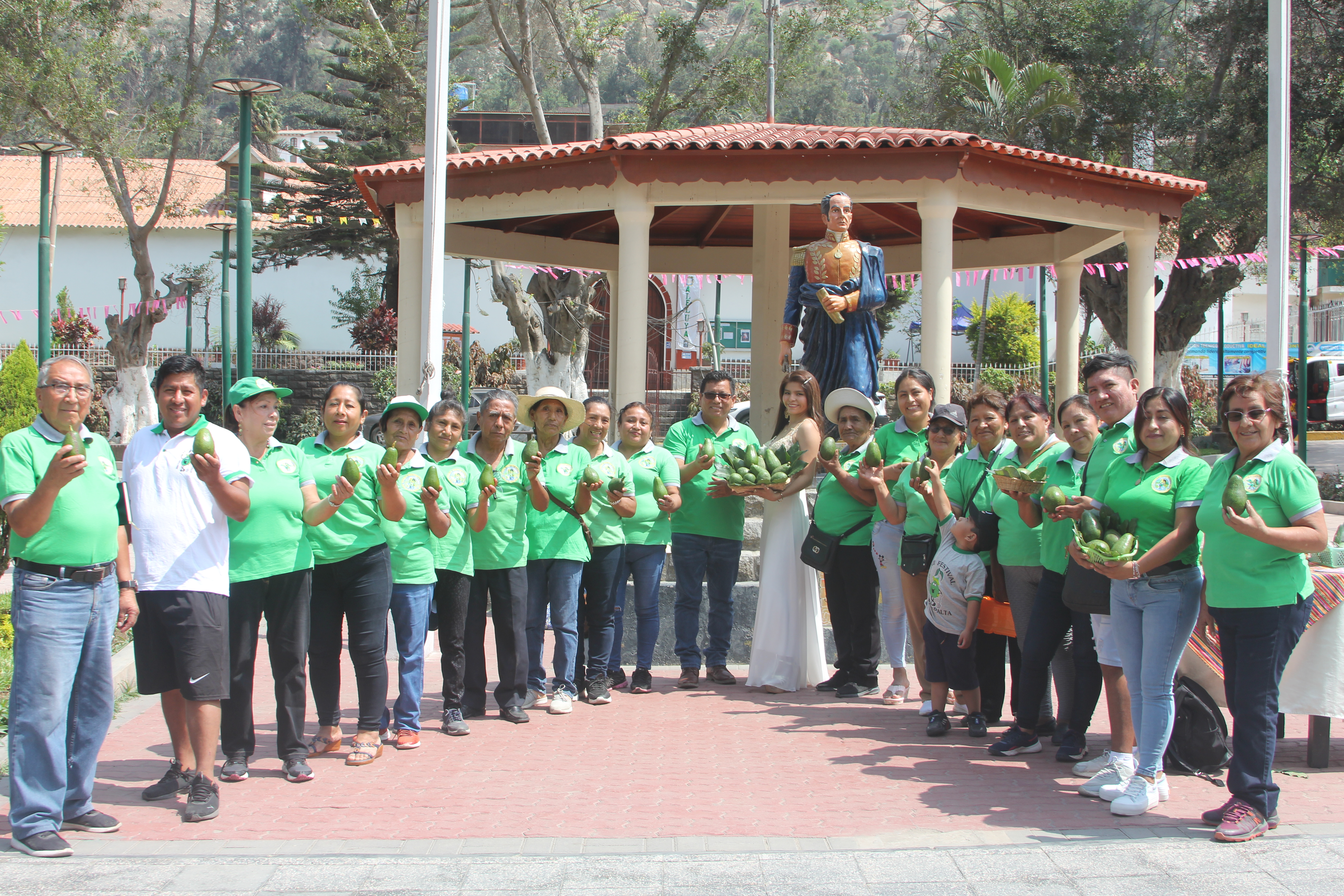 Alcalde de Santa Eulalia, Luis Ñahuis, junto a la Asociación de Productores. 