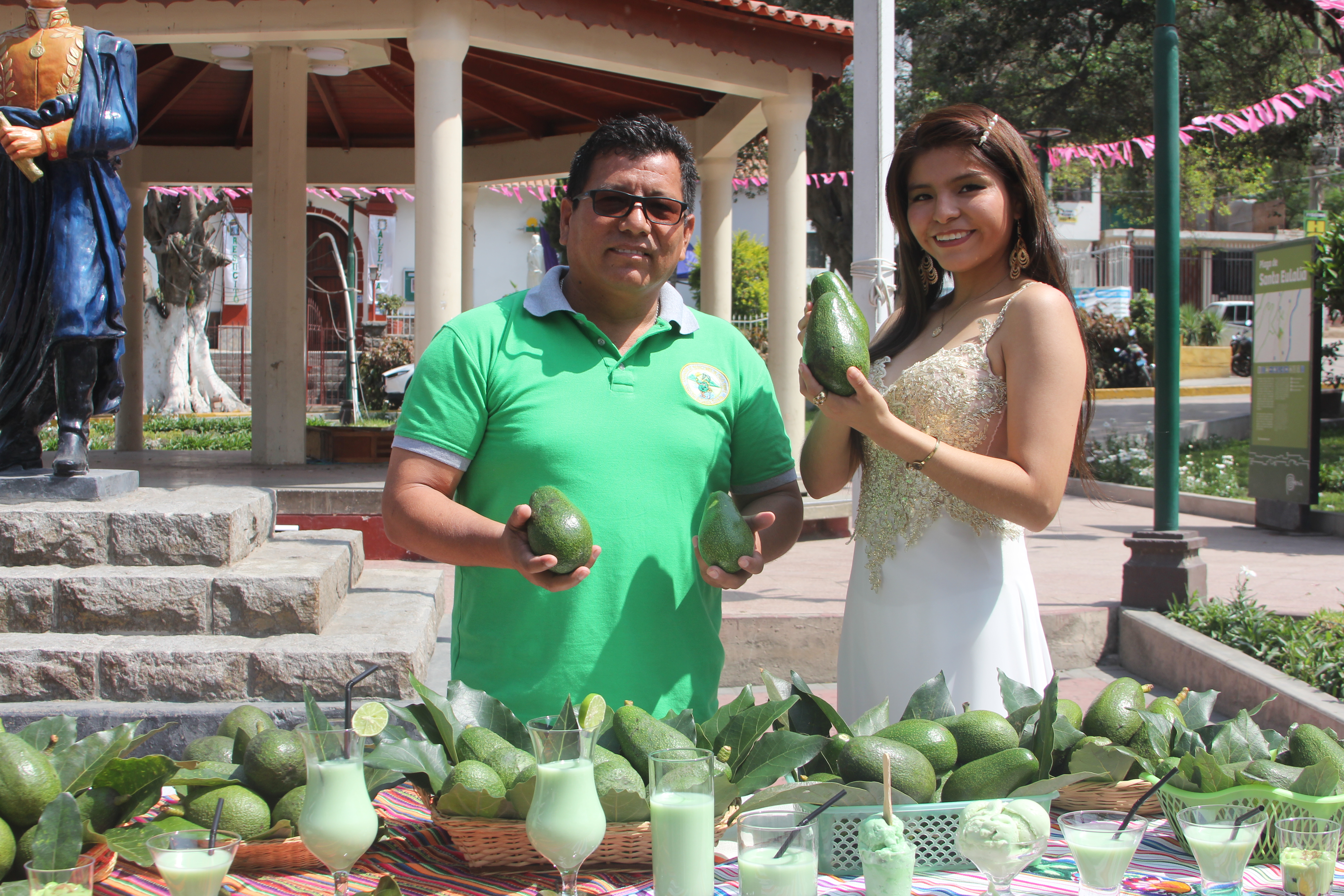 Alcalde Luis Ñahuis Candiotti junto a la Reina de la Palta, mostrando los derivados hechos a base de palta. 