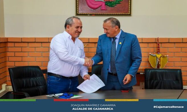 📌El primer regidor, Eduardo Quiroz, firmó el acta de compromiso para la ejecucución del proyecto de capacitación "Fortalecimiento Seguridad con Energía" impulsado por Hidrandina. El objetivo de la firma de esta acta de compromiso es establecer un marco de cooperación que consolide la ejecución de este programa, permitiendo que colaboradores, juntas vecinales y demás actores puedan conocer aspectos básicos de medidas de seguridad en el subsector eléctrico, de tal manera que sean aliados estratégicos en la tarea de prevenir y evitar accidentes de origen eléctrico.