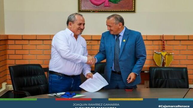 📌El primer regidor, Eduardo Quiroz, firmó el acta de compromiso para la ejecucución del proyecto de capacitación "Fortalecimiento Seguridad con Energía" impulsado por Hidrandina. El objetivo de la firma de esta acta de compromiso es establecer un marco de cooperación que consolide la ejecución de este programa, permitiendo que colaboradores, juntas vecinales y demás actores puedan conocer aspectos básicos de medidas de seguridad en el subsector eléctrico, de tal manera que sean aliados estratégicos en la tarea de prevenir y evitar accidentes de origen eléctrico. 
