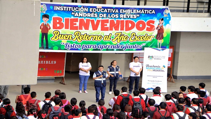 Alumnos de la I.E. Pub. Andres De Los Reyes reciben informaci贸n sobre los beneficios de la Academia Pre Universitaria Huaral