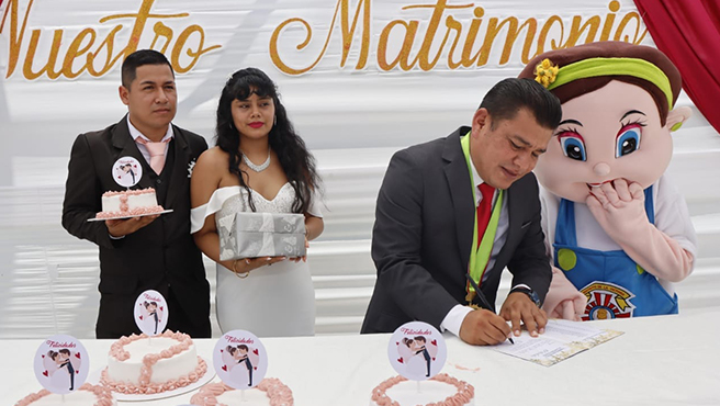 ¡Parejas victorianas se dan el "SÍ" en matrimonio masivo!