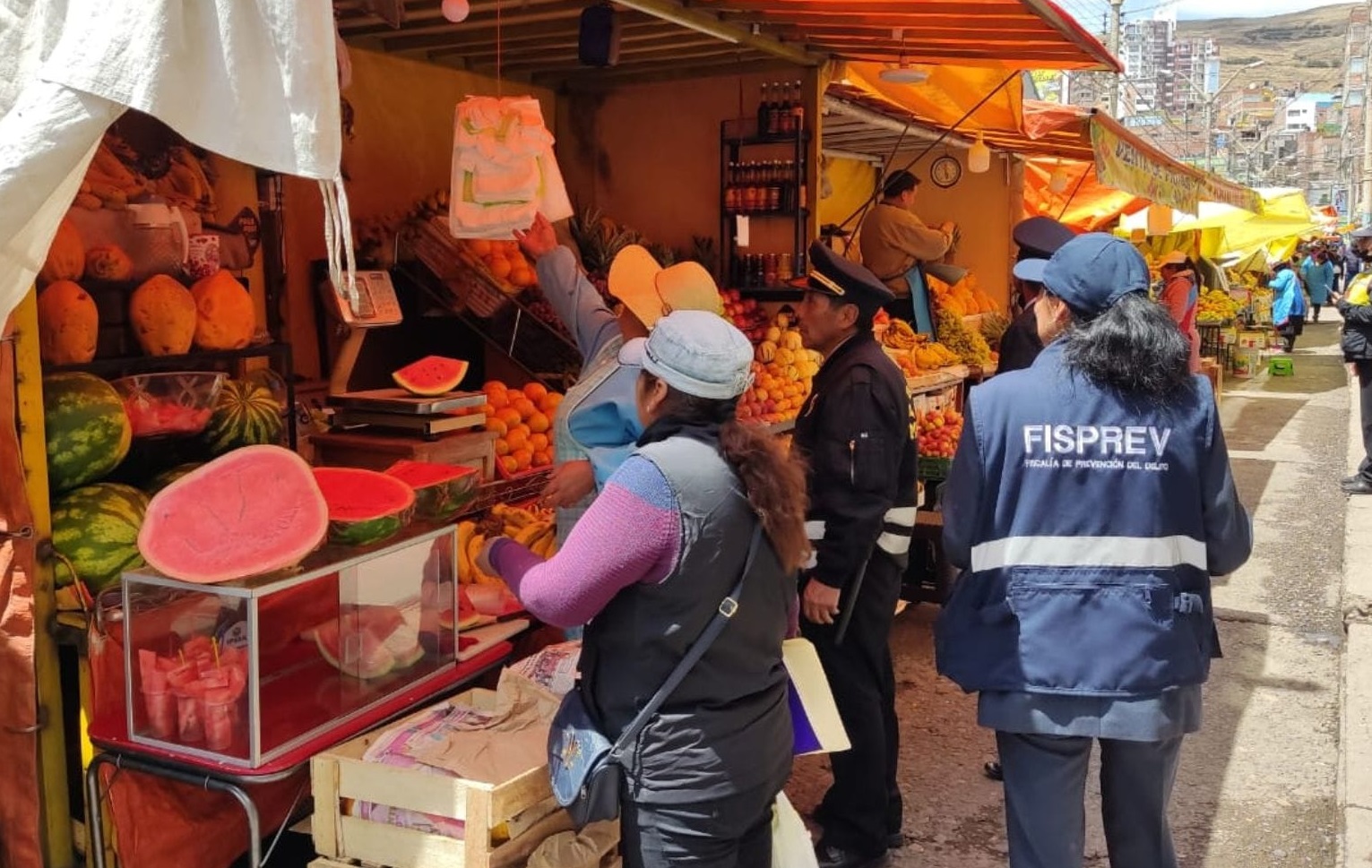 Municipalidad de Puno realizo operativo inopinado de balanzas adulteradas dentro del mercado Laykakota