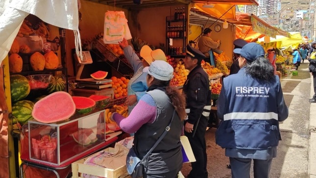 Municipalidad de Puno realizo operativo inopinado de balanzas adulteradas dentro del mercado Laykakota