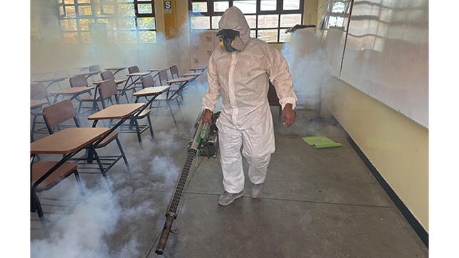 Fumigan colegios para hacer frente al dengue