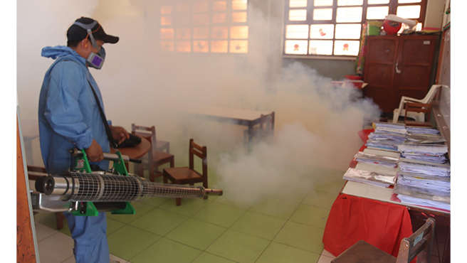 Fumigan colegios para hacer frente al dengue