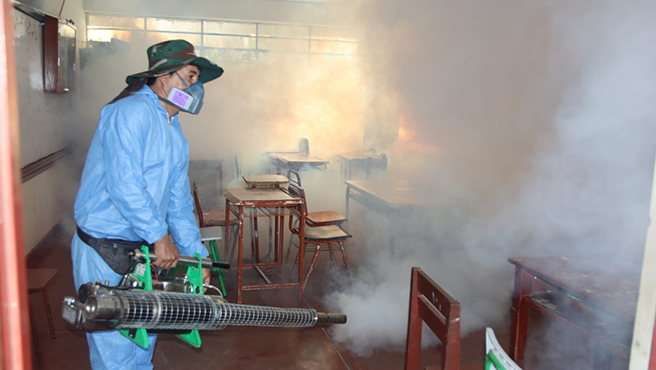 Fumigan colegios para hacer frente al dengue