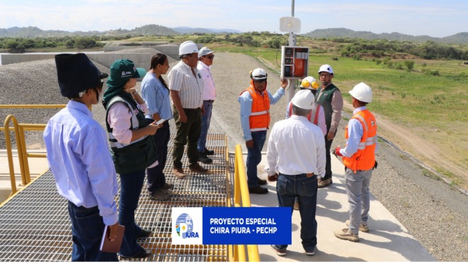 Los 142 equipos de monitoreo de la seguridad estructural de la presa de Poechos se encuentran operativos luego de cuatro años de su instalación por parte de la Autoridad Nacional del Agua (ANA) en convenio con el Banco Mundial.
La evaluación estuvo a cargo de Miguel Ángel Castillo Vizcarra, director general de tecnologías del Ministerio de Desarrollo Agrario y Riego, además de la participación de técnicos del Proyecto Especial Chira Piura. Este proceso forma parte de la fase primaria para que el PECHP inicie la prueba de llenado de Poechos hasta la cota 105.5 m. Actualmente el permiso con el que trabaja es de 104.5 m