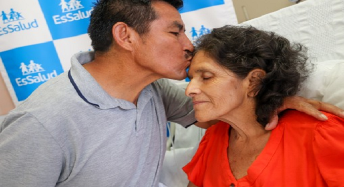 EsSalud: Médicos del hospital Rebagliati extirpan gigantesco tumor cancerígeno de 12 kilos y salvan la vida de sexagenaria