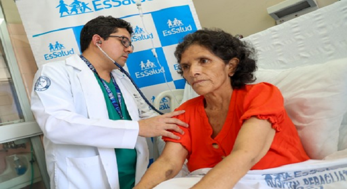 EsSalud: Médicos del hospital Rebagliati extirpan gigantesco tumor cancerígeno de 12 kilos y salvan la vida de sexagenaria