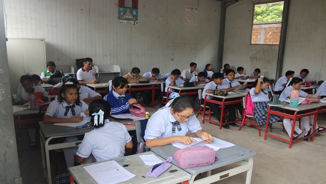 Especialistas monitoreando al docente en la institución educativa.