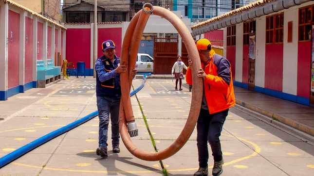 Con labor de limpieza y apoyo humanitario, la Municipalidad de Puno asiste a las personas afectadas por las fuertes precipitaciones pluviales