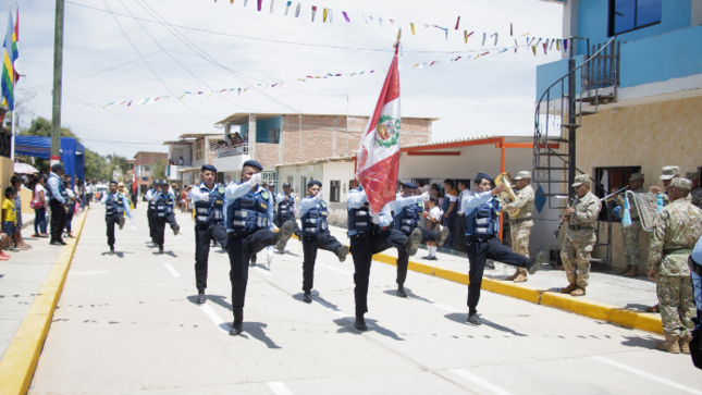 Foto Con ceremonia y desfile celebran el 18 aniversario del distrito Canoas de Punta Sal 