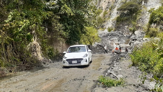 Fotografía de vehículo transitando en la zona del huaico