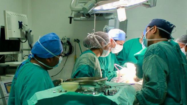 Hospital Santa Rosa: más de 40 cirujanos lideran intervenciones quirúrgicas de alta complejidad en pacientes pediátricos y adultos