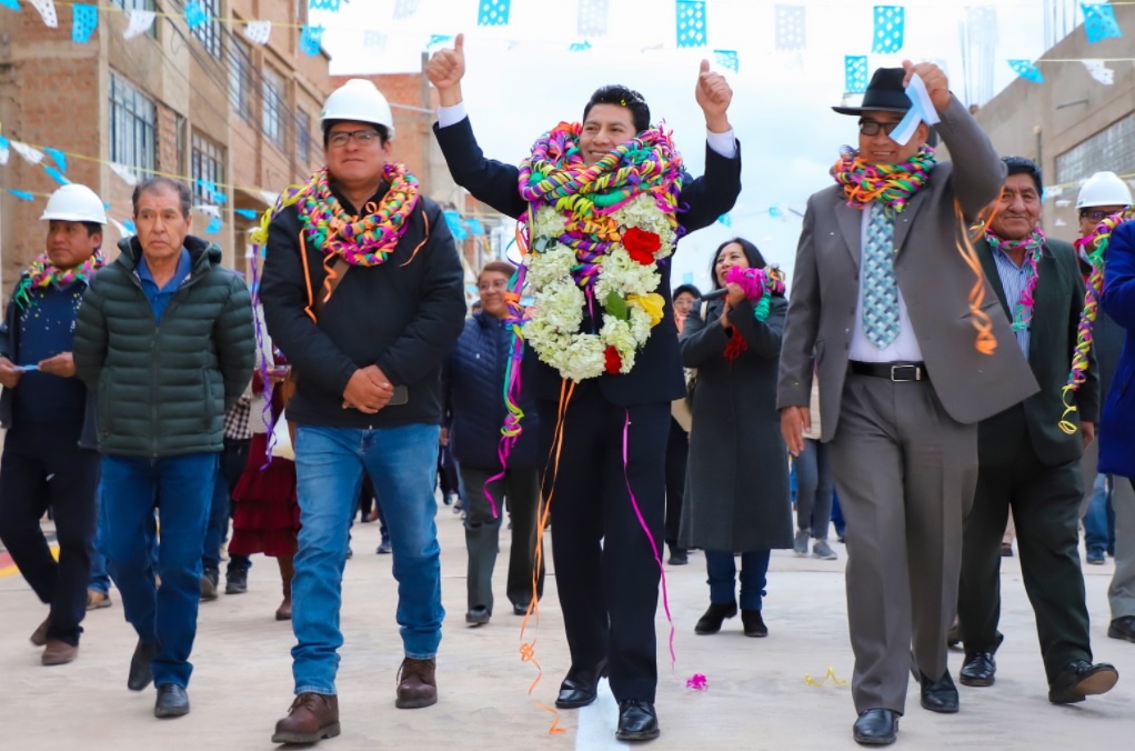 Vecinos del barrio Victoria agradecieron entrega de obra de infraestructura vial del Jr. Ica al alcalde de Puno
