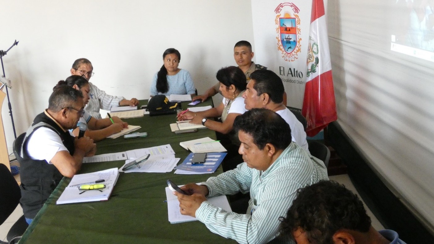 Recientemente, se llevó a cabo una reunión ordinaria del Comité Distrital de Seguridad Ciudadana (CODISEC), con el propósito de revisar los informes del primer trimestre y fortalecer las medidas que aseguren la protección tanto de los residentes como de los turistas que visitan nuestro distrito de El Alto y la caleta de Cabo Blanco.
La reunión contó con la participación del alcalde, Sr. Reedy Bancayan Palomino, la subprefecta Maira Retto Silva, el juez de paz Segundo Callan Marquezado, el comisario Tte. PNP Francisco Fernández Julca, el jefe del centro de salud MINSA, Dr. José Luis Huamaní de la Cruz, el gerente de Seguridad Ciudadana, Cap. PNP Sandro Yauli Tello, y el fiscal Abg. Daniel Arturo Márquez Camacho.
Además, se anunció que pronto el distrito tendrá el apoyo de cámaras de videovigilancia, que reforzarán la seguridad de los ciudadanos. Este proyecto también incluirá la implementación de unidades móviles para respaldar a los serenos en sus rondas por los diversos sectores del distrito.