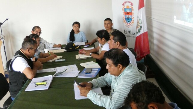 Recientemente, se llevó a cabo una reunión ordinaria del Comité Distrital de Seguridad Ciudadana (CODISEC), con el propósito de revisar los informes del primer trimestre y fortalecer las medidas que aseguren la protección tanto de los residentes como de los turistas que visitan nuestro distrito de El Alto y la caleta de Cabo Blanco.

La reunión contó con la participación del alcalde, Sr. Reedy Bancayan Palomino, la subprefecta Maira Retto Silva, el juez de paz Segundo Callan Marquezado, el comisario Tte. PNP Francisco Fernández Julca, el jefe del centro de salud MINSA, Dr. José Luis Huamaní de la Cruz, el gerente de Seguridad Ciudadana, Cap. PNP Sandro Yauli Tello, y el fiscal Abg. Daniel Arturo Márquez Camacho.

Además, se anunció que pronto el distrito tendrá el apoyo de cámaras de videovigilancia, que reforzarán la seguridad de los ciudadanos. Este proyecto también incluirá la implementación de unidades móviles para respaldar a los serenos en sus rondas por los diversos sectores del distrito.