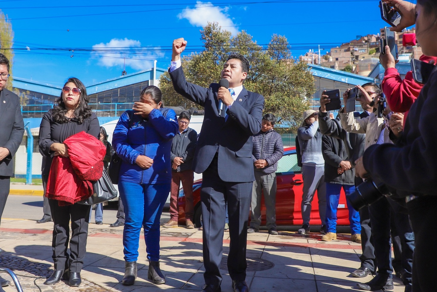 En emotiva ceremonia alcalde Javier Ponce y deudos develaron monumento y placas en conmemoración a los mártires y víctimas del 9 de enero