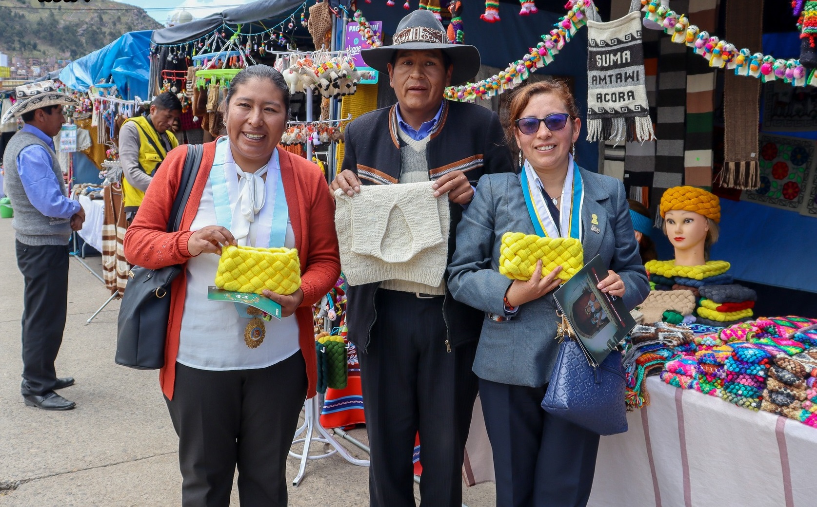 Inauguración de la I Feria de artesanos "Virgen de la Candelaria", promueve el talento y la tradición artesanal en el Parque de la Cultura en Puno