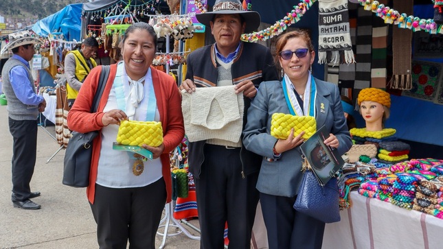 Inauguración de la I Feria de artesanos "Virgen de la Candelaria", promueve el talento y la tradición artesanal en el Parque de la Cultura en Puno