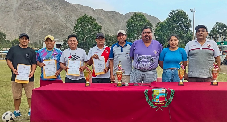 El deporte es salud.
El burgomaestre del distrito de Lunahuaná, llevo a cabo el día 06 de abril del 2024 la Clausura de la Escuela Deportiva Municipal en compañía de los Regidores Sr. José Miguel Sánchez Sánchez, Srta. Fiorella Irene Nolazco Sánchez, Sr. Aldo Víctor Cubillas Sánchez, Gerente de Desarrollo Económico Ing. Edinson Yataco y los docentes responsables.
La clausura se dio inicio con las palabras del docente encargado Sr. Jesús Guillermo Anchante Dávila, agradeciendo a las autoridades por tomar importancia en el ámbito deportivo en el distrito de Lunahuaná. En ese sentido, los regidores dieron a conocer a los padres de familia que se ha presentado un proyecto para que la escuela deportiva pueda continuar los fines de semana y continuar brindando el deporte en nuestra Capital Turística y Cultural.
Finalmente, nuestra autoridad local en su alocución, saludo a todos los padres de familia que vienen acompañando a sus hijos en esta importante actividad deportiva y que se tomara en cuenta para poder continuar con la escuela municipal.
#EnGestionChavelonEsLaSolucion
𝑺𝒆 𝒂𝒈𝒓𝒂𝒅𝒆𝒄𝒆 𝒔𝒖 𝒅𝒊𝒇𝒖𝒔𝒊𝒐́𝒏 / 𝑼𝒏𝒊𝒅𝒂𝒅 𝒅𝒆 𝑰𝒎𝒂𝒈𝒆𝒏 𝑰𝒏𝒔𝒕𝒊𝒕𝒖𝒄𝒊𝒐𝒏𝒂𝒍