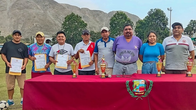 El deporte es salud.
El burgomaestre del distrito de Lunahuaná, llevo a cabo el día 06 de abril del 2024 la Clausura de la Escuela Deportiva Municipal en compañía de los Regidores Sr. José Miguel Sánchez Sánchez, Srta. Fiorella Irene Nolazco Sánchez, Sr. Aldo Víctor Cubillas Sánchez, Gerente de Desarrollo Económico Ing. Edinson Yataco y los docentes responsables. 
La clausura se dio inicio con las palabras del docente encargado Sr. Jesús Guillermo Anchante Dávila, agradeciendo a las autoridades por tomar importancia en el ámbito deportivo en el distrito de Lunahuaná. En ese sentido, los regidores dieron a conocer a los padres de familia que se ha presentado un proyecto para que la escuela deportiva pueda continuar los fines de semana y continuar brindando el deporte en nuestra Capital Turística y Cultural. 
Finalmente, nuestra autoridad local en su alocución, saludo a todos los padres de familia que vienen acompañando a sus hijos en esta importante actividad deportiva y que se tomara en cuenta para poder continuar con la escuela municipal.
#EnGestionChavelonEsLaSolucion 

𝑺𝒆 𝒂𝒈𝒓𝒂𝒅𝒆𝒄𝒆 𝒔𝒖 𝒅𝒊𝒇𝒖𝒔𝒊𝒐́𝒏 / 𝑼𝒏𝒊𝒅𝒂𝒅 𝒅𝒆 𝑰𝒎𝒂𝒈𝒆𝒏 𝑰𝒏𝒔𝒕𝒊𝒕𝒖𝒄𝒊𝒐𝒏𝒂𝒍