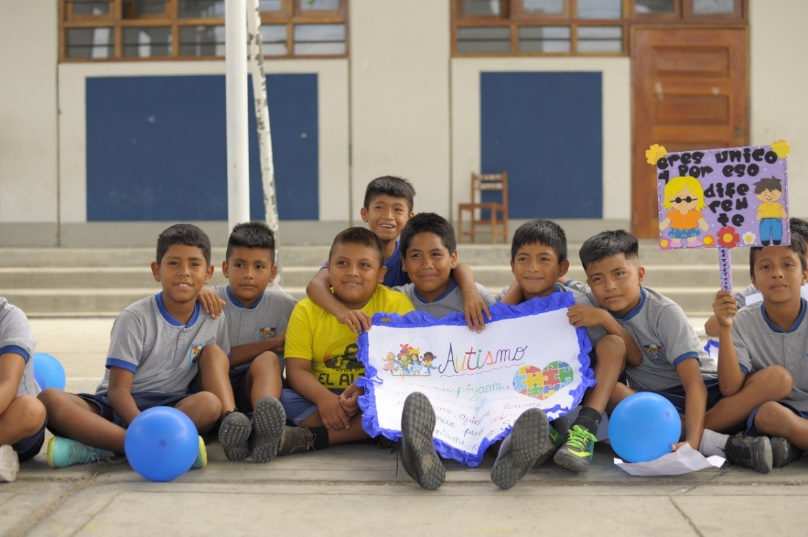 En conmemoración del Día Nacional y Mundial de Concienciación sobre el Autismo, la Municipalidad Distrital de El Alto que dirige el alcalde Reedy Bancayan Palomino se unió a esta fecha tan significativa con un evento especial destinado a alegrar los corazones de los niños, así como crear conciencia sobre la importancia de la inclusión y el respeto a las personas.

La gerencia de Desarrollo Social a través de la subgerencia de Programas Sociales, Salud y Alimentarios, la Unidad Local de Empadronamiento (ULE) y la Oficina Municipal de Atención a la Persona con Discapacidad OMAPED, así como la Institución Educativa Nuestra Señora del Rosario Nº15515, tuvieron la alegría de recibir este martes 2 de abril, a los alumnos del CEBE San Juan Bosco, en un evento conmemorativo por el Día Nacional de la Concienciación sobre el Autismo.

Este evento tuvo como objetivo promover la sensibilización y el entendimiento sobre el autismo, así como de ofrecer un momento de alegría y diversión a los niños del CEBE San Juan Bosco.

El director de la IE Nuestra Señora del Rosario Nº15515 Lic. Mauricio Mercedes Chicoma Ipanaque, expresó su más sincero agradecimiento al gobierno local por promover estas actividades que buscan concientizar a los niños y hacerlos partícipes de esta importante fecha. 