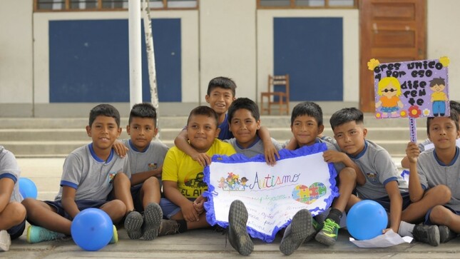 En conmemoración del Día Nacional y Mundial de Concienciación sobre el Autismo, la Municipalidad Distrital de El Alto que dirige el alcalde Reedy Bancayan Palomino se unió a esta fecha tan significativa con un evento especial destinado a alegrar los corazones de los niños, así como crear conciencia sobre la importancia de la inclusión y el respeto a las personas.

La gerencia de Desarrollo Social a través de la subgerencia de Programas Sociales, Salud y Alimentarios, la Unidad Local de Empadronamiento (ULE) y la Oficina Municipal de Atención a la Persona con Discapacidad OMAPED, así como la Institución Educativa Nuestra Señora del Rosario Nº15515, tuvieron la alegría de recibir este martes 2 de abril, a los alumnos del CEBE San Juan Bosco, en un evento conmemorativo por el Día Nacional de la Concienciación sobre el Autismo.

Este evento tuvo como objetivo promover la sensibilización y el entendimiento sobre el autismo, así como de ofrecer un momento de alegría y diversión a los niños del CEBE San Juan Bosco.

El director de la IE Nuestra Señora del Rosario Nº15515 Lic. Mauricio Mercedes Chicoma Ipanaque, expresó su más sincero agradecimiento al gobierno local por promover estas actividades que buscan concientizar a los niños y hacerlos partícipes de esta importante fecha. 