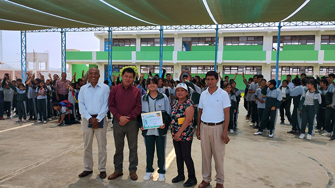 Alcalde de Aucallama realiza acto público de reconocimiento a destacada deportista aucallamina.
