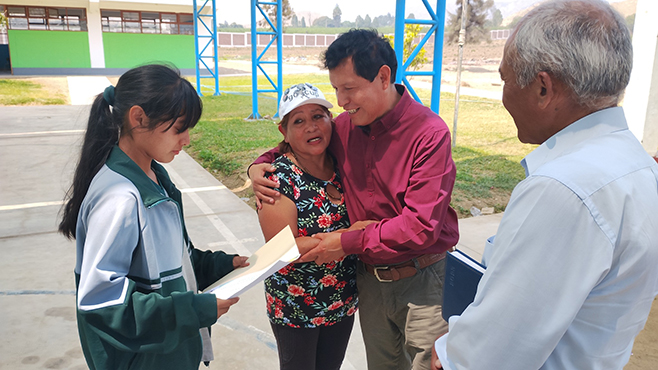 Alcalde de Aucallama realiza acto público de reconocimiento a destacada deportista aucallamina.