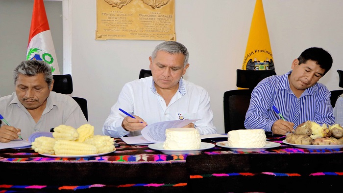Se firma convenio de trasferencia de recursos financieros entre la MPH y la Municipalidad Distrital de Sumbilca