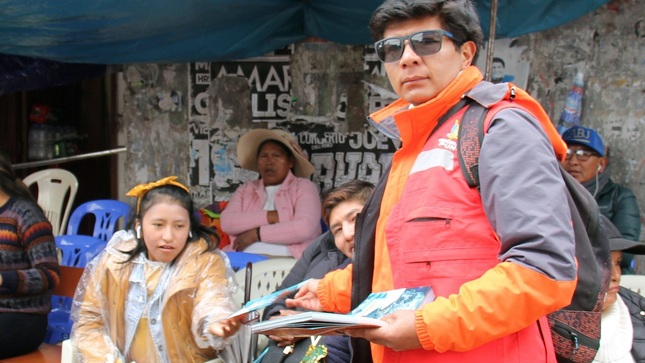 Se realiza entrega de trípticos informativos y de prevención en la ruta de veneración a la Virgen de la Candelaria