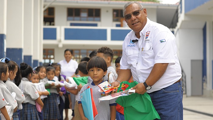 Alumnos reciben con entusiasmo nuevos útiles escolares en beneficio de la Educación