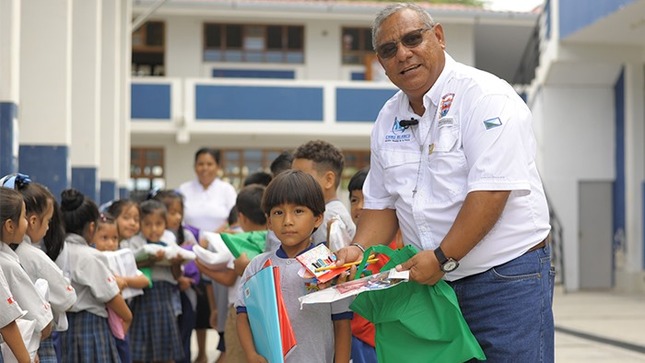 Alumnos reciben con entusiasmo nuevos útiles escolares en beneficio de la Educación