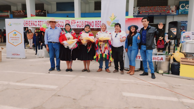 Litz Yoana Condori Ccolqque, consejera regional representante por la provincia de Canchis participa de entrega de indumentaria productores de apicultura en la provincia de Canchis.