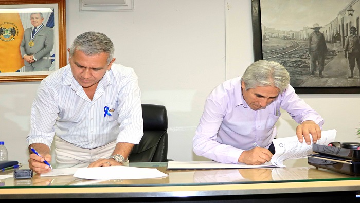 Alcalde Provincial Fernando Cárdenas firmó convenio con el CETPRO - Huaral para impulsar la educación técnico productiva