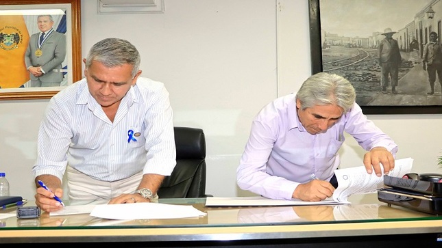 Alcalde Provincial Fernando Cárdenas firmó convenio con el CETPRO - Huaral para impulsar la educación técnico productiva