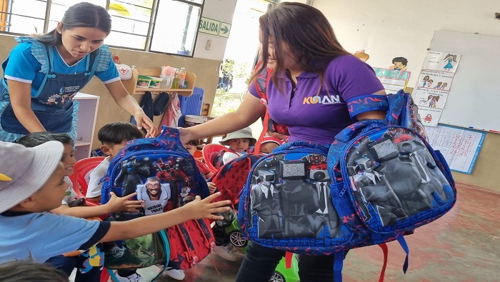 Se entregaron kits educativos a niños de la I.E. Pub. "El Ángel" del C.P. Makatón